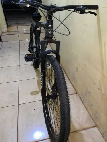 Vende-se mountain bike, possivelmente um modelo similar à GTS  M1  "ADVANCED
