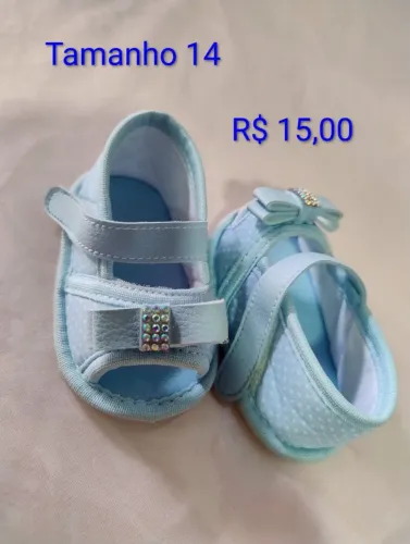 Sandália delicadas e estilos para bebês, com um lindo detalhe de laço em cada.