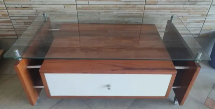 Mesa de centro tampo de vidro com gavetas rodas deslizantes