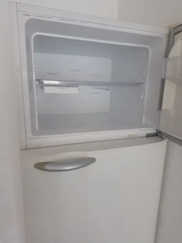 Vendo geladeira, gelando só parte de cima precisando  reparo na parte de baixo valor 500,0