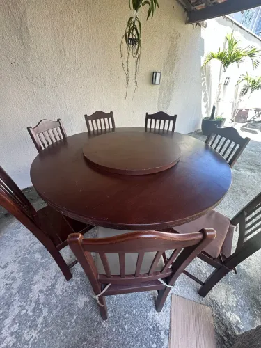 Mesa de madeira com 8 cadeiras + centro giratório