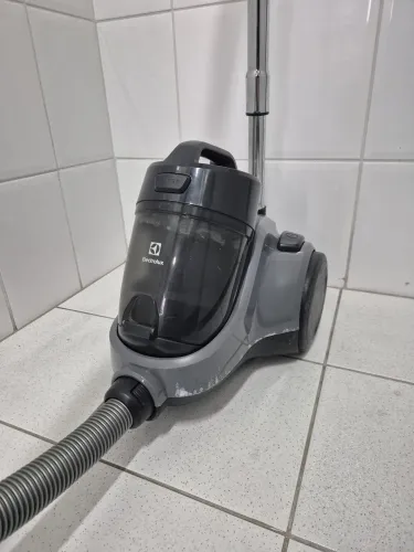 Aspirador de Pó sem Saco Electrolux 1600W Easybox Silencioso com Filtro HEPA (EAS30)
