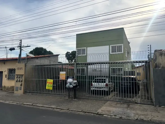 01 QUARTO, SALA, BANHEIRO SOCIAL, COZINHA COM UM ARMÁRIO DE AÇO E GARAGEM.