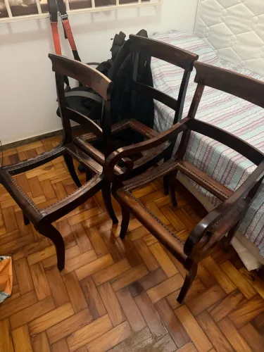 Três cadeiras de madeira maciça