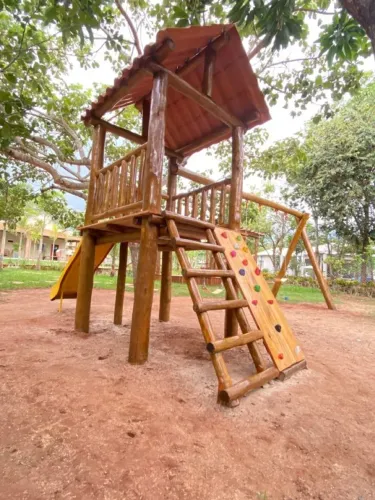 Parquinho de madeira playground com balanço