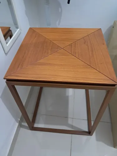 Vende-se mesa de canto em madeira maciça