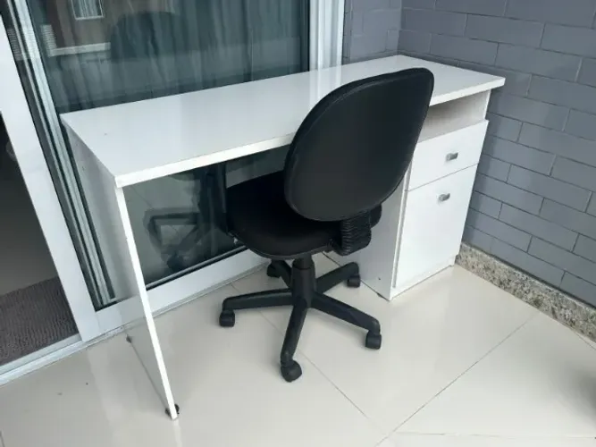 Escrivaninha de estudo + cadeira giratória
