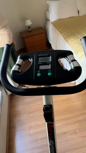 Bicicleta Ergométrica Vertical TecnoMagnetron - Painel Digital e Regulagem de Resistência