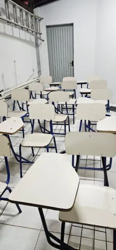 Carteira escolar com braço