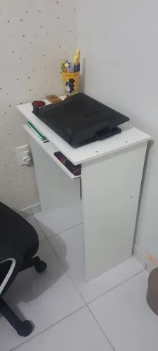 Mesinha branca para computador 60 centímetros de largura