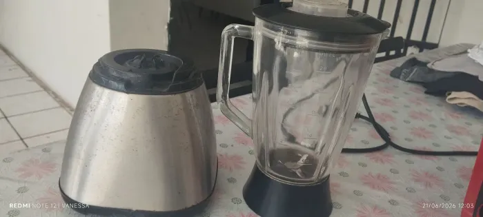 Líquidificador para reparo , copo de vidro em perfeito estado.