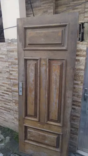 Vendo porta de madeira maciça em ótimo estado