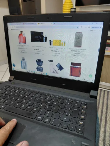 Computador Lenovo em bom estado de conservação e funcionando.