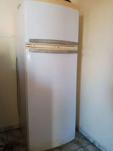 Geladeira usada (funciona perfeitamente) não faço entrega, retirada no Álvaro Weyne.