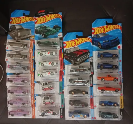 Lote com 25 hotwheels