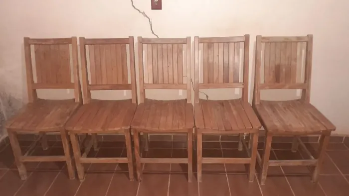 Vendo 5 cadeiras de madeira
