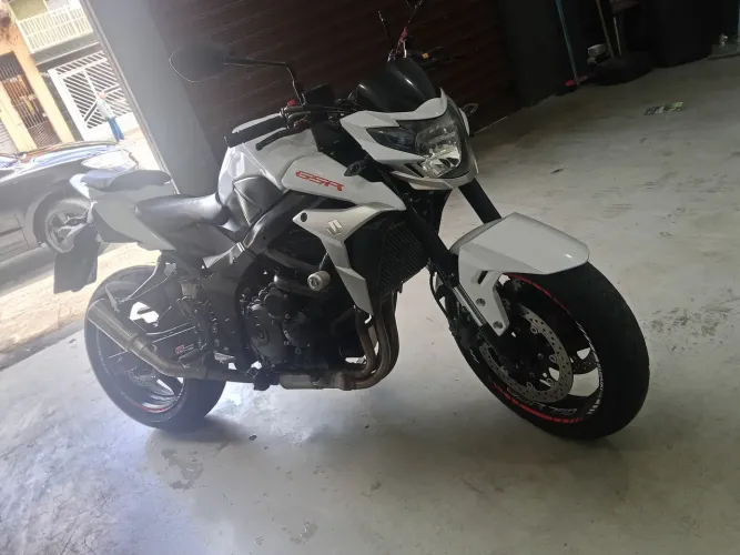 Suzuki GSR 750