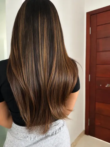 Cabelo vietnamita moreno iluminado 