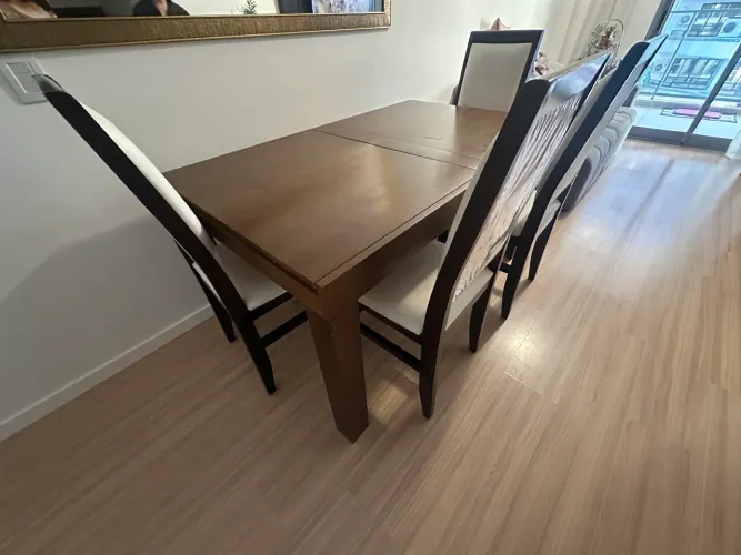 Mesa retrátil com 4 cadeiras