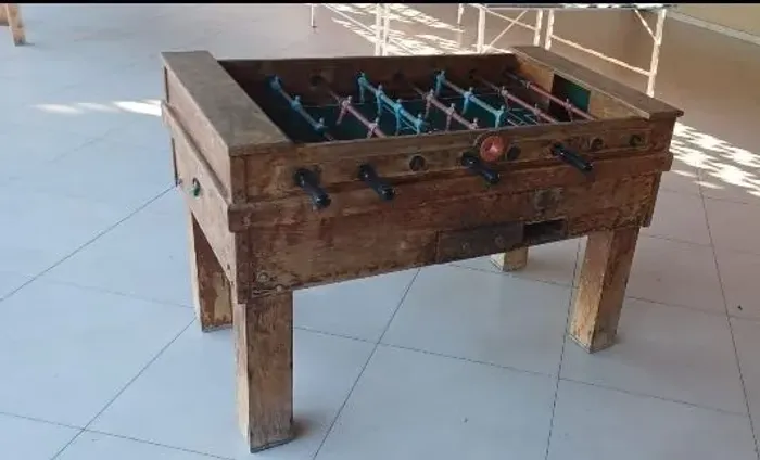 Mesa de totó em madeira maciça com ficheiro.
