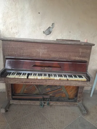 Piano antigo funcionando 
