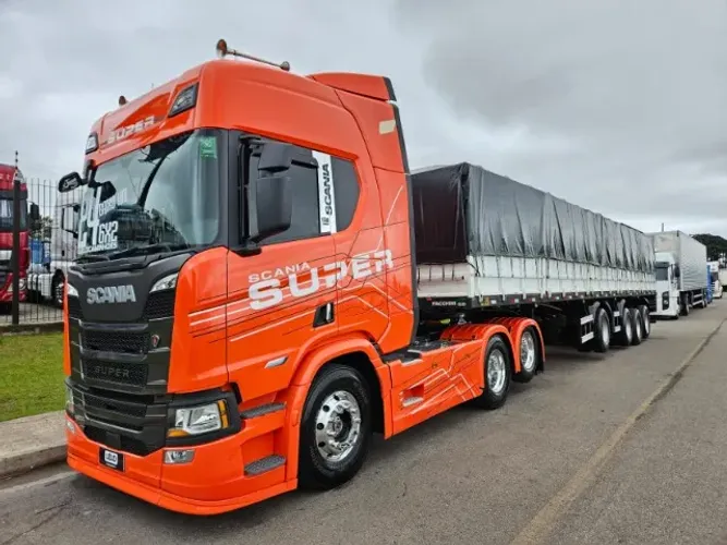 Scania R460 Super Ano 24 199 mil KM Geladeira Midia + 4 Eixo Facchini ano 22 Com Pneus