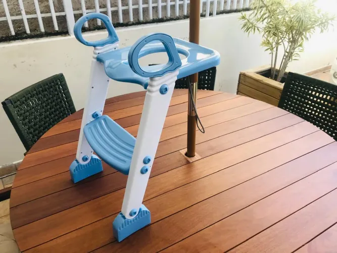 Assento redutor infantil com escada para vaso sanitário cor azul