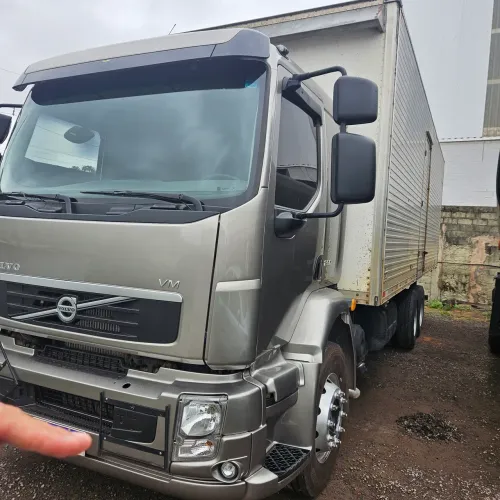 Volvo VM 260 2011 Baú Motor Novo