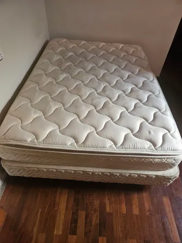 Cama de casal com colchão Castor