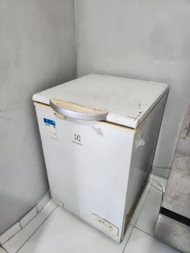Freezer pequeno ótimo onde tem pouco espaço