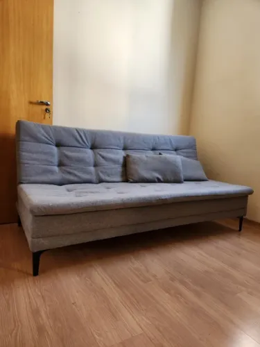Sofá cama de casal com duas almofadas