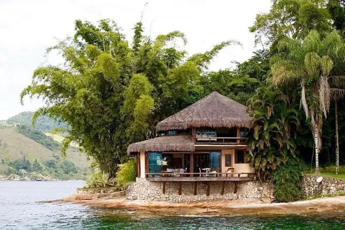 Ilha à venda em Angra dos Reis com bangalos, pier, heliporto e todo o luxo que você merece