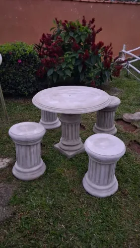 Conjunto mesa com 4 bancos em cimento para decoração de jardim
