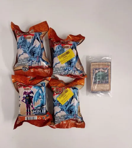 Lote Yu gi oh Heroclix + brinde booster sortido com 50 cartas