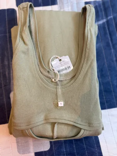 vestido charth mídi canes- tamanho p,disponível na cor verde fendi, novo na etiqueta.