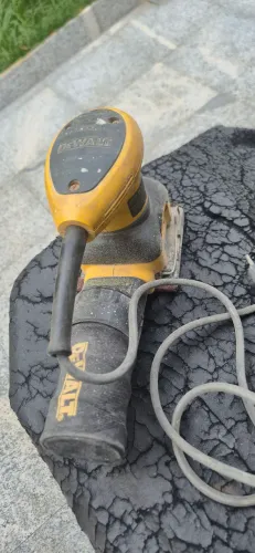 Lixadeira elétrica dewalt.