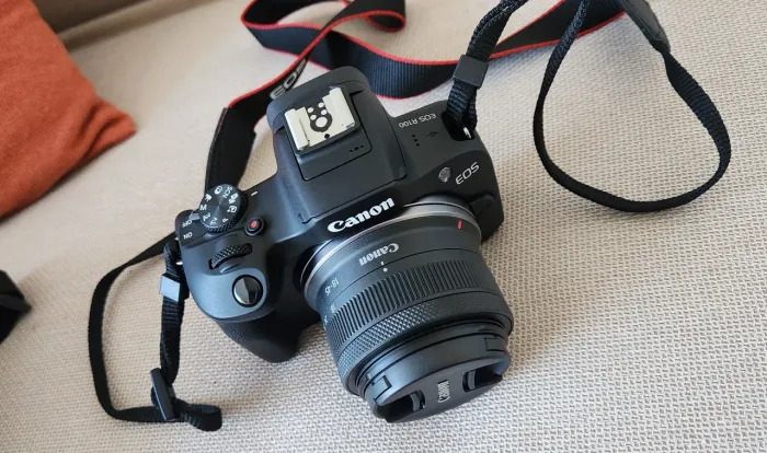Câmera Canon R100