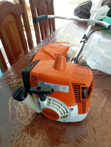 Roçadeira Stil usada três vezes apenas no meu quintal. F. *. Preço R$:1500