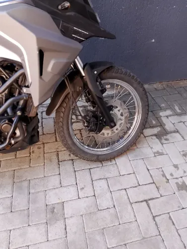 Nh Dafra 300 2024 moto com passagem por leilão.