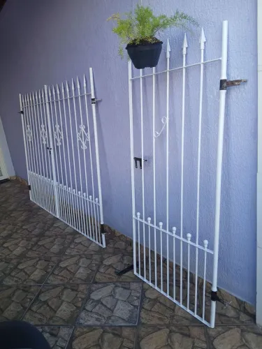 1 portão de garagem e 1 portão social