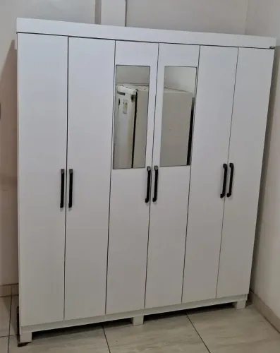Guarda-Roupa Casal 6 Portas com Espelho - Branco / Puxadores Dourados