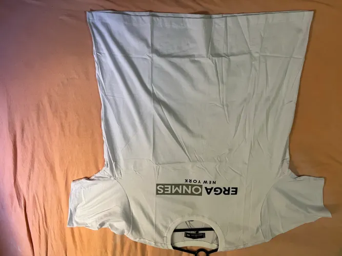 Destaque o seu estilo com a Camiseta Erga Omnes New York! ?