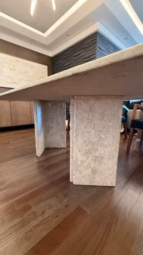 Mesa de mármore maciço em perfeito estado, design contemporâneo, peça sofisticada e impone
