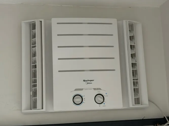Ar-condicionado janela 7500 BTUs - Apenas 9 meses de uso