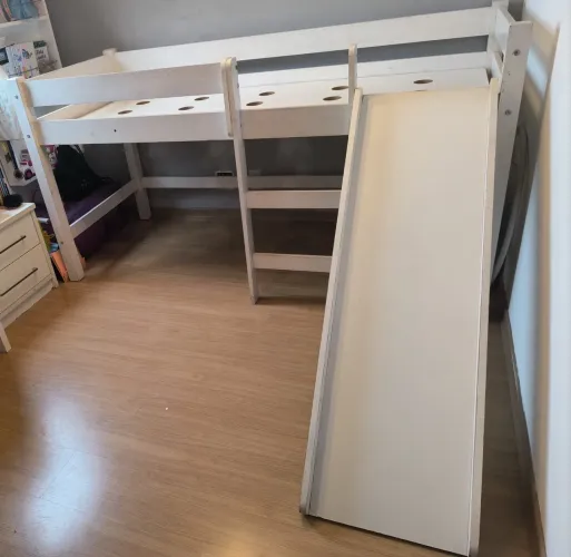 Cama Infantil Elevada com Escada e Escorregador removível