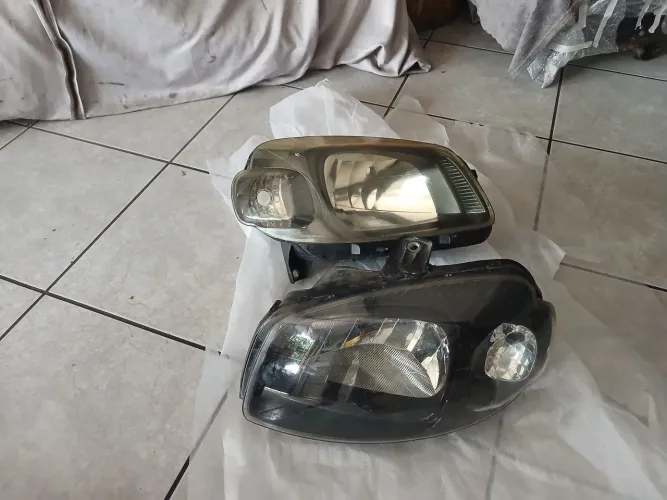 Farol fumê e natural um de cada