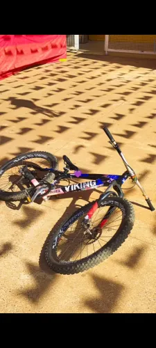 Vendo bicicleta Viking x tuff 35, para o grau , guidão Gios, suspensão Rock Shox