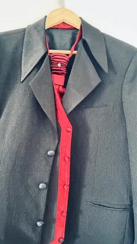 Belo traje com detalhes em vinho