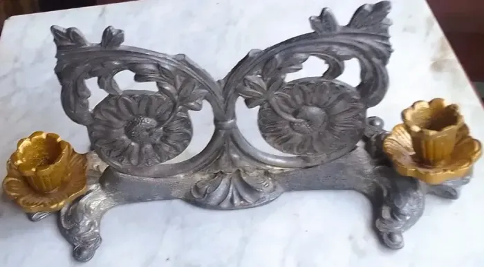 Castiçal Ferro fundido cinzelado detalhes flores volutas e arandelas ouro velho duas velas