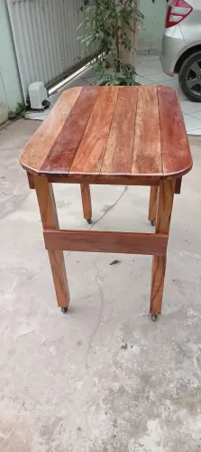 Vendo uma mesa novinha toda em madeira maciça ipê medindo 98 cm de comprimento 50 cm lar